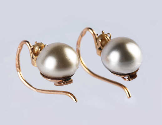 Серьги из золота (по клейму 56), содержат вставки из жемчуга